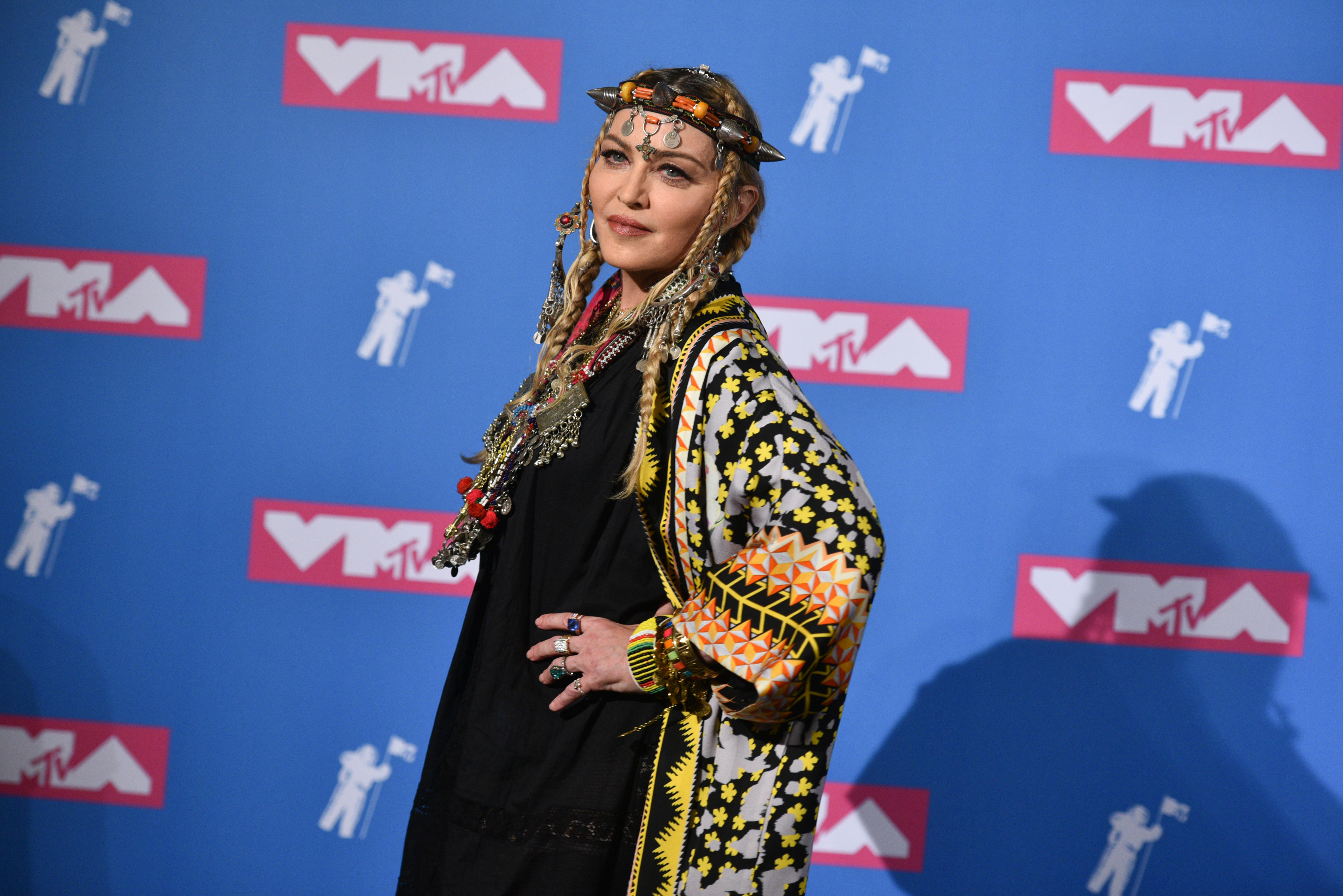 Madonna, Berberkleid, Berber, Bekleidung, MTV Video Music Awards, Uli Rohde, Aktivistin, Bergedorferin, Berber-Bekleidung, Berbermode, kabylisches Kleid, Kabylen, News, Bergedorfer Blog, HEIDI VOM LANDE